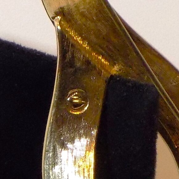 Vintage Signed Swarovski Swan Gold Ribbon Brooch with Baguette Crystals - Picture 9 of 9